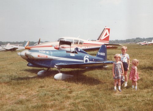 A rare visitor was G-BAER, a Cosmic Wind Formula 1 racer built and owned by Robin Voice, here being inspected by Thomas, Amy and Eva Paul.