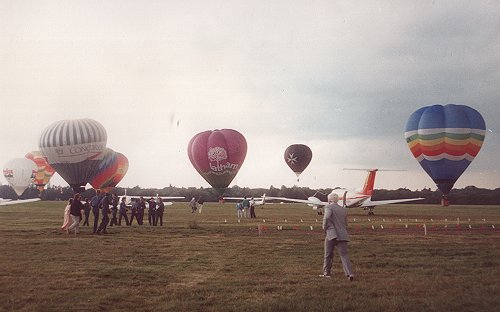 The day ended with a massed ascent by hot air balloons, a colourful spectacle.