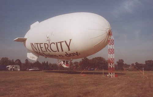 As well as the mast, the airship was accompanied by a variety of vehicles to house the crew and act as a planning room, as well as to supply helium gas.